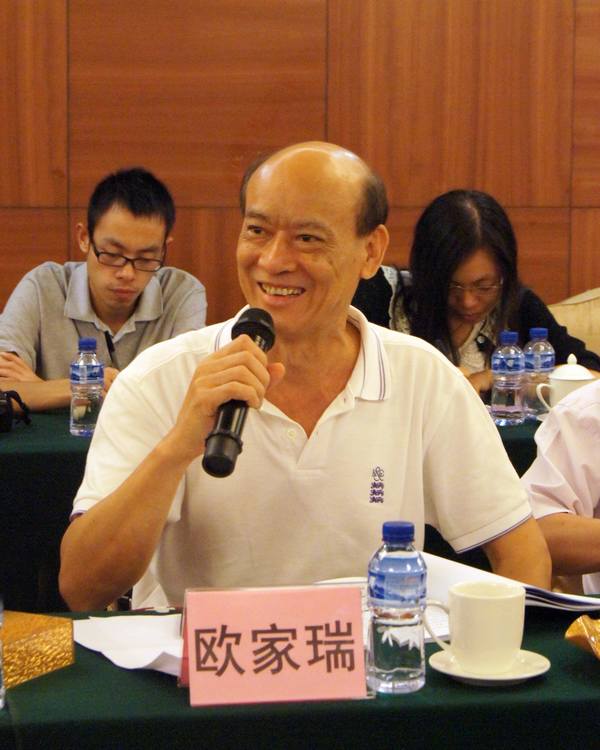 图3、企业副总欧家瑞脸露微笑，衷心谢谢专家组及向导媒体对南宫28薄砖手艺的高度评价