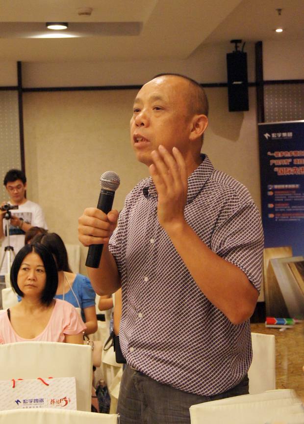 图4、陶瓷资讯报社长喻镇荣盛赞南宫28公司诚信赢天下