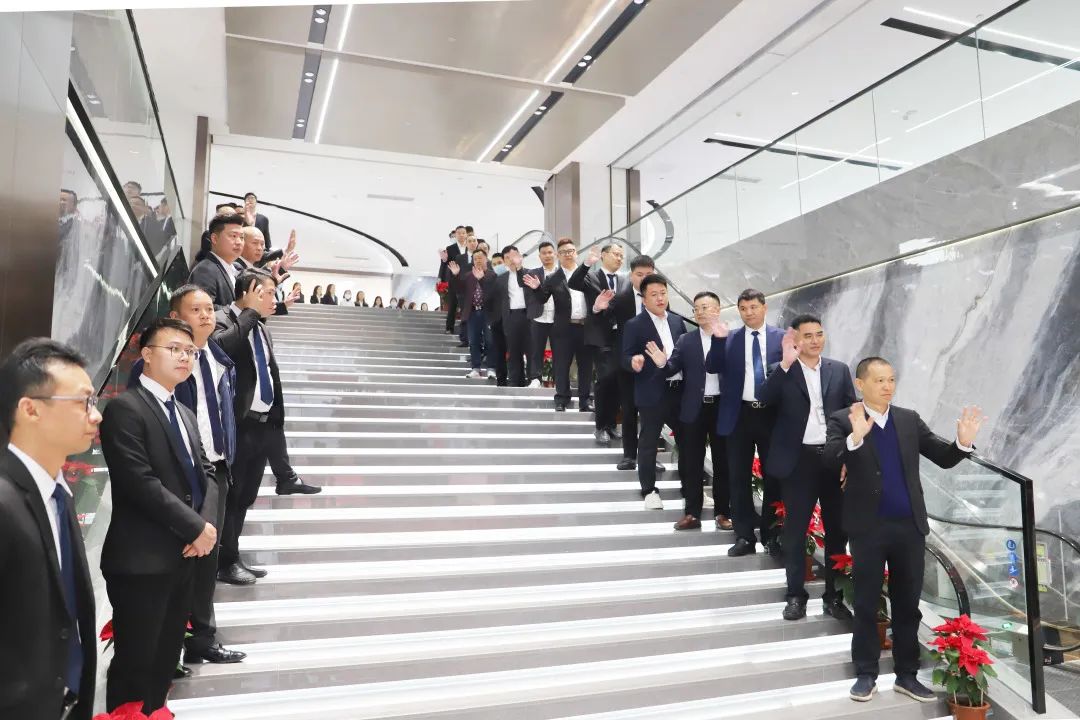 全体南宫28员工在公司神位前有序地接待仪式